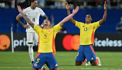 A punta de sonrisas, baile y reguetón, jugadores de Colombia celebraron el paso a la final