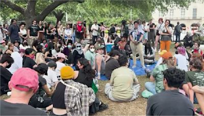 Manifestantes pro-Palestina en UT Austin se reúnen en universidad y afuera de la cárcel tras arrestos