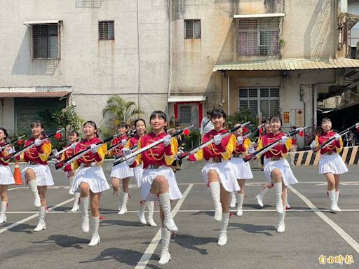 屏東內埔「鄉聚儀客」！學生儀隊交流賽 菜市場變競技舞台