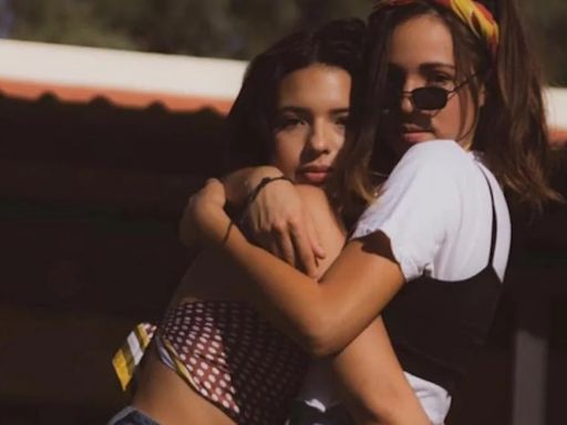 Ángela Aguilar pone fin al rumor de que usa relleno con FOTO al natural junto a su hermana Aneliz