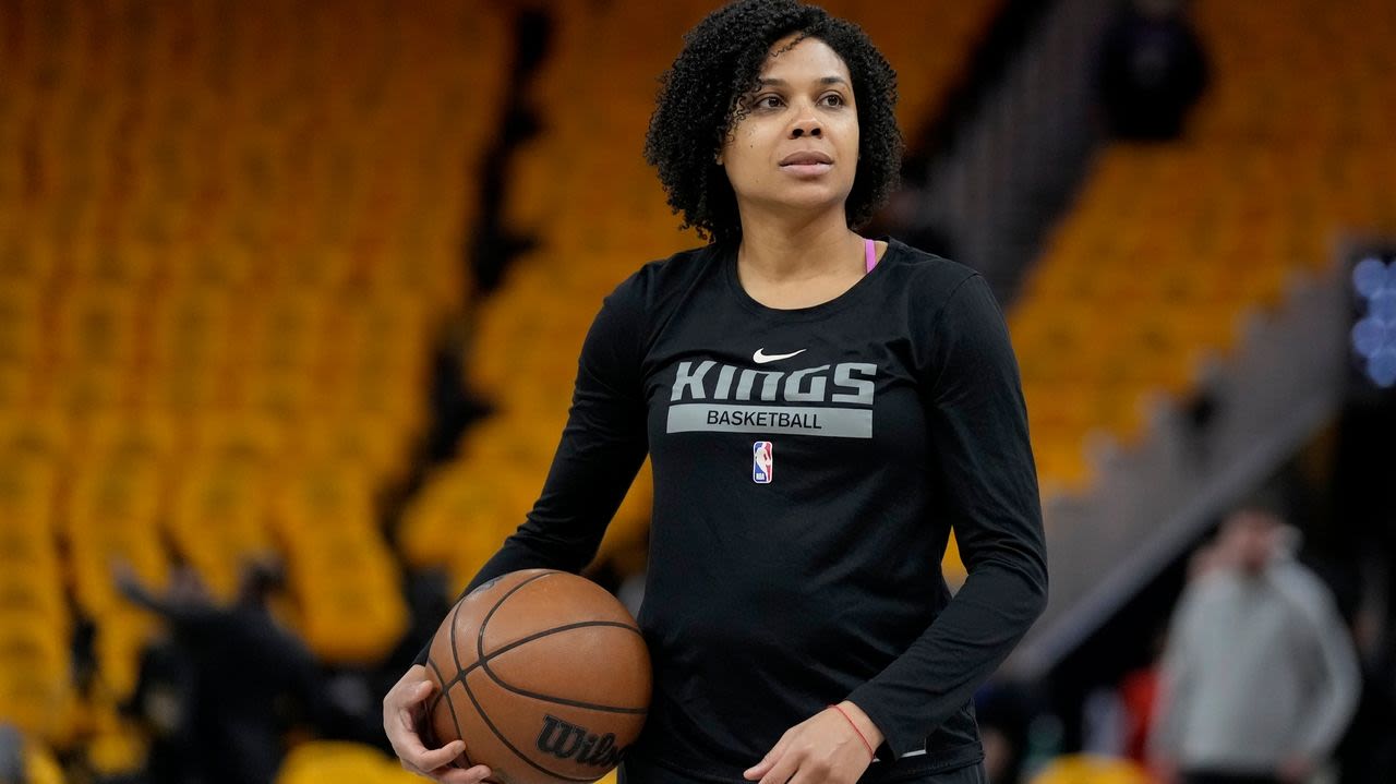 Lindsey Harding will be the Los Angeles Lakers' first female assistant coach, AP source says