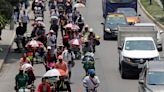 Caravana de medio millar de migrantes llega al centro de México