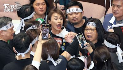 再爆衝突！藍委被呼巴掌、綠委嗆「沒被打過」 徐巧芯秒衝扯破她衣服