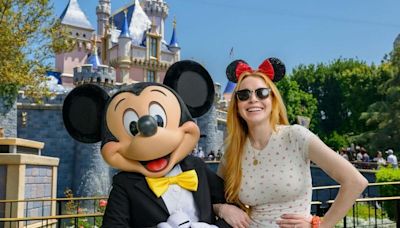 Lindsay Lohan curte a Disneylandia em família