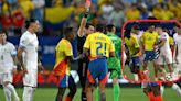 Daniel Muñoz se dejó calentar, metió codazo y salió expulsado en Colombia vs. Uruguay