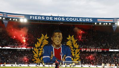 Afición del PSG despidió con un espectacular mosaico a Kylian Mbappé en revés ante Toulouse - La Opinión