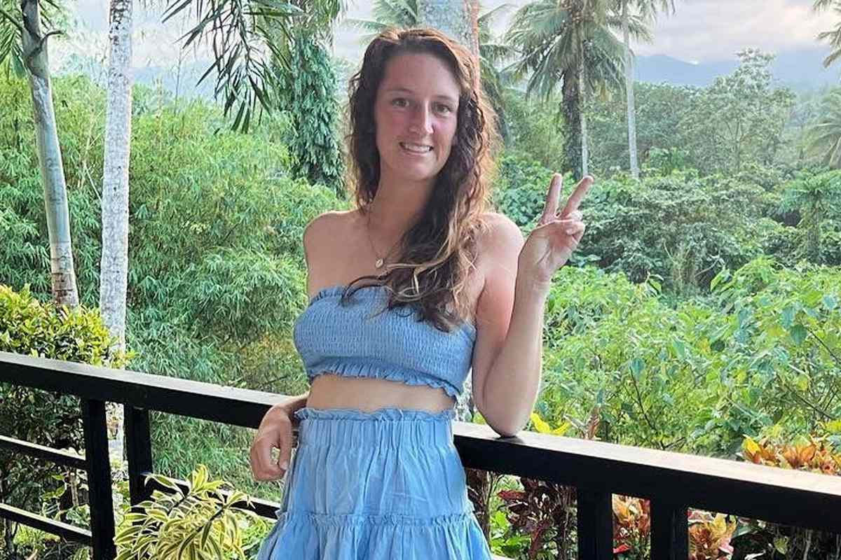 Daughter Drops Everything to Fly Over 1000 Miles to Attend Dad's Wedding — Unfortunately, She's 1 Year Early