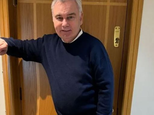 Eamonn Holmes stands without his walking frame and reveals 'hard' struggle