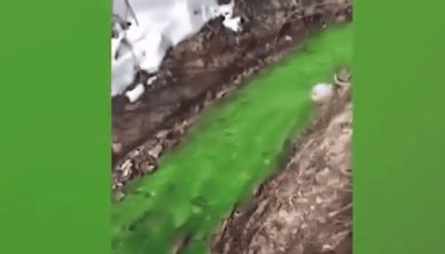 Rio en Rusia se tiñe de color verde toxico; Creen que fue una descarga industrial