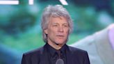 Jon Bon Jovi opina sobre noivado do filho com Millie Bobby Brown