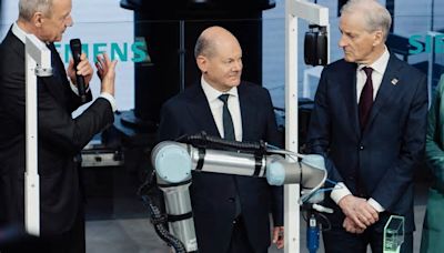 Olaf Scholz auf Hannover Messe: Roboter widersetzt sich den Befehlen des Kanzlers