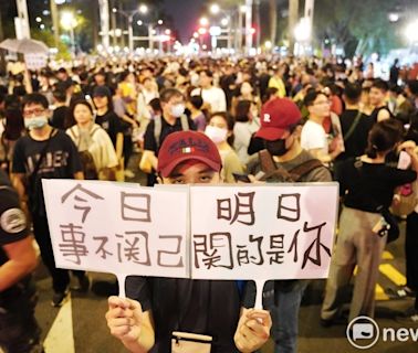民眾集結抗議藍白強推國會擴權法案 台北捷運紅藍線3站加開末班車