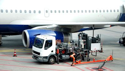 JFK Airport plane fueling workers may go on strike over holiday weekend | amNewYork