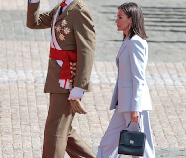 La Reina Letizia elige el poder discreto de un traje claro para rencontrarse con la Princesa Leonor en un día de celebración para el Rey Felipe VI