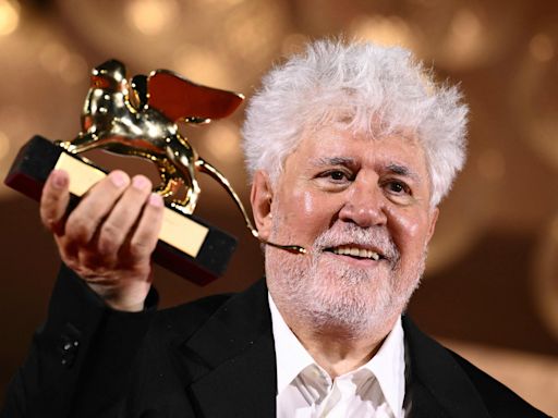 Noche triunfal en Venecia para Pedro Almodóvar, ganador del León de Oro por su primera película en inglés