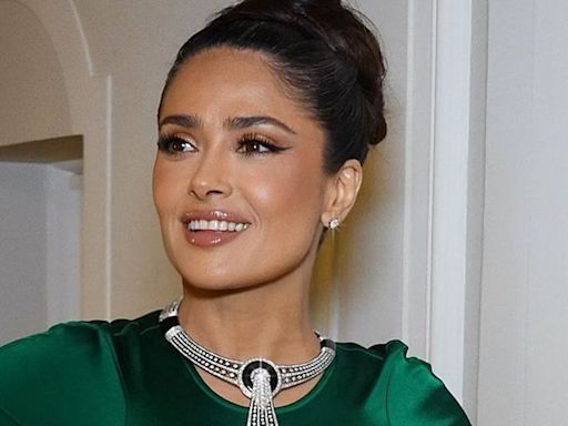 Salma Hayek luce elegante vestido negro que define la cintura