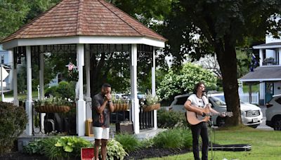 Country ballads entertain Huntington during break in heat - The Reminder