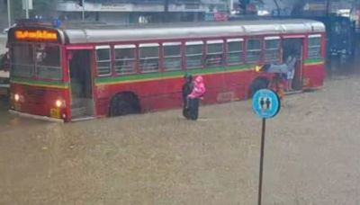 Mumbai Rains: Viral Video of Bus in Knee-Deep Water Stirs Safety Worries
