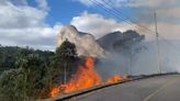 VÍDEO | Incêndio na Rota do Lagarto, em Pedra Azul, mobiliza Corpo de Bombeiros