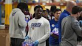 NY Giants, local high school players team up to volunteer at food bank