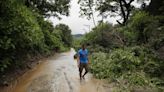Los efectos de las lluvias en El Salvador: pasar la noche en una barca ante los derrumbes