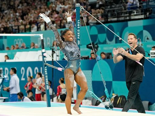 Olympic gymnastics live updates: Simone Biles puts on a show despite tweaking left calf