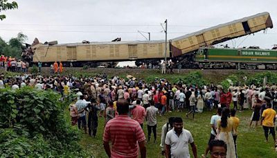 Eight killed in India train crash