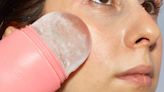 O que é skin-icing? Veja benefícios e riscos de passar gelo no rosto