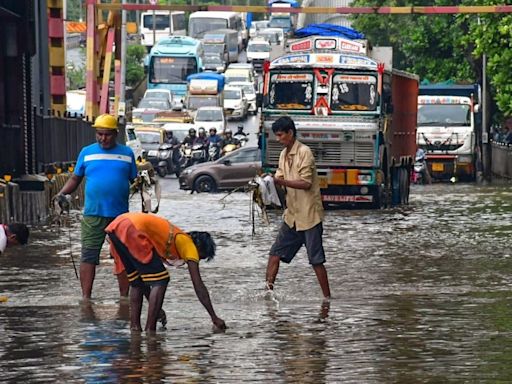 Mumbai Gets ‘10% Annual Rain In 6 Hours’: Trains, Road & Air Traffic Stuck, That Sinking Feeling In 10 Points - News18