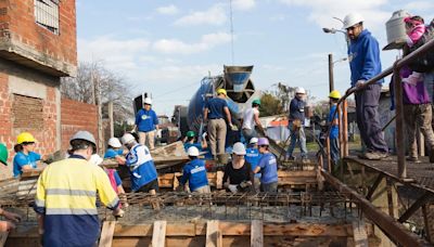 La ONG de ingenieros que construyó desde un patio de juegos en una cárcel hasta un puente en un barrio