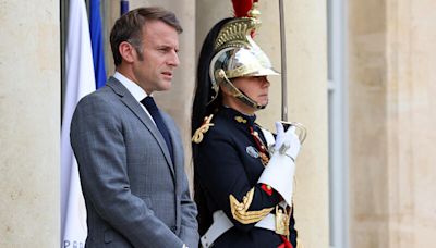 "Je sais que les gens m’en veulent" : Emmanuel Macron incognito, ces images qu’il ne veut pas qu’on voit en plein chaos politique