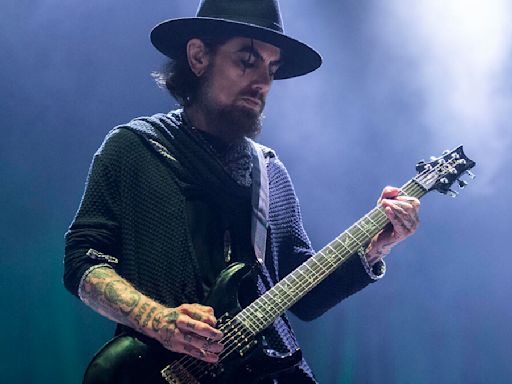 Dave Navarro Reveals Tragic Reason He Didn't Play Guitar For A Year | iHeart