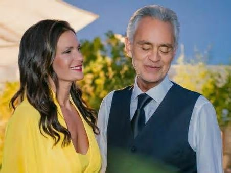 Andrea Bocelli, la moglie Veronica Berti: «L'ho conosciuto a 20 anni, lui ne aveva 45. Qualcuno doveva avergli detto che ero bella»