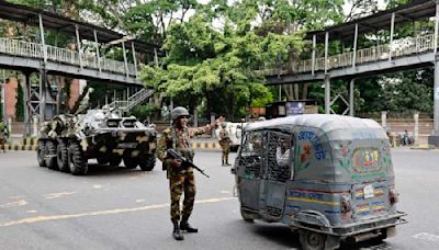 Bangladesh: Police fire tear gas, stun grenades to disperse march over excessive use of force by authorities