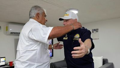 Tras votar, candidato Mulino abraza a Martinelli en la embajada de Nicaragua en Panamá