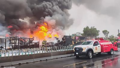 Reportan intenso incendio a espaldas del AICM por presunto huachicol; siniestro afecta 30 viviendas