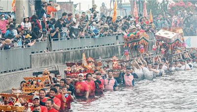 衝水路、迎客王 嘉義布袋嘉應廟百年祭典現場爆擠 - 生活