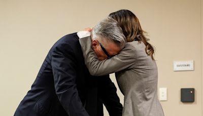 Alec Baldwin lloró cuando una jueza anuló el juicio en su contra por homicidio involuntario