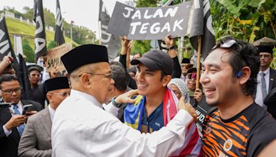 Online users make fun of Wan Fayhsal, Radzi for final 5km effort during Syed Saddiq's 200-km run