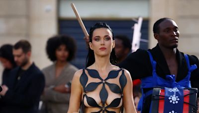 Katy Perry faz aparição surpresa no Vogue World 2024 em Paris com vestido geométrico de recortes