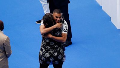 Las lágrimas de la madre de Mbappé en su presentación en el Real Madrid: "Si hablo más voy a llorar" - ELMUNDOTV