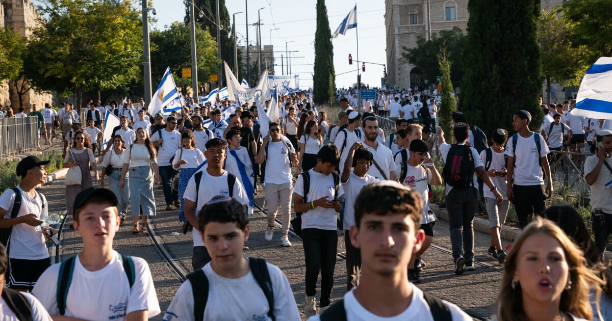 Tens of thousands of Israeli nationalists march for Jerusalem Day