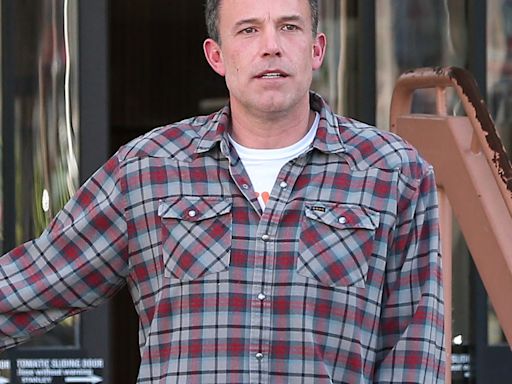 Ben Affleck Accuses Paparazzi of Putting His Daughter in “Danger” Outside Jennifer Lopez Mansion - E! Online