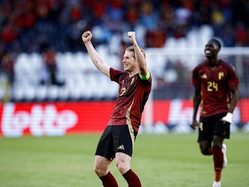 De Bruyne festeja sus 100 partidos con Bélgica anotando