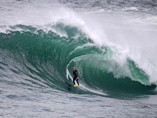 Primeiro skimboarder a se arriscar nas ondas gigantes de Nazaré, Lucas Fink vai em busca do tetra no Mundial