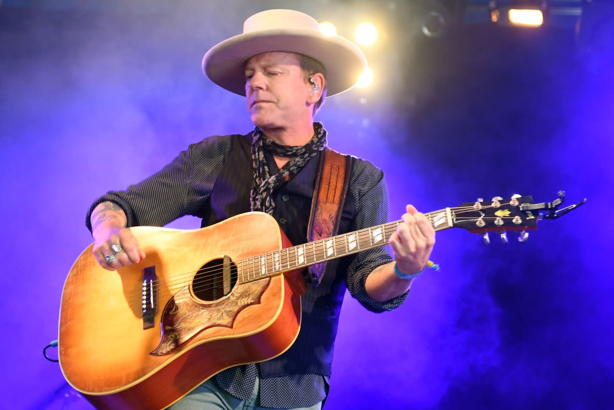 Kiefer Sutherland keeps concert dates as he mourns dad Donald