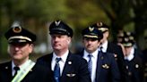 Analysis-Delta's pilot deal turns up the heat on rival airlines' union negotiations