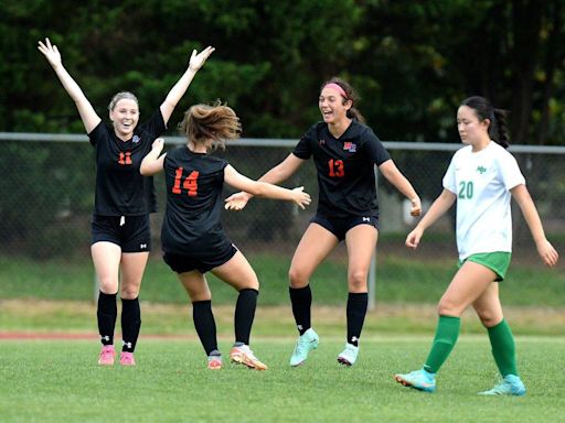 Marvin Ridge soccer is heading to the regionals. Mavericks dominate Myers Park at home