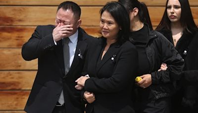 Keiko y Kenji Fujimori rompen en llanto frente al féretro de Alberto Fujimori en pleno velorio