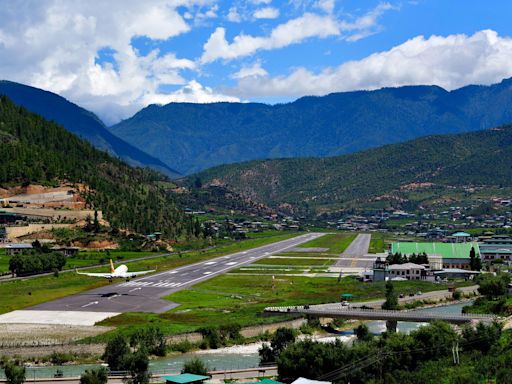 This airport landing is so challenging only 50 pilots are qualified do it - ABC17NEWS